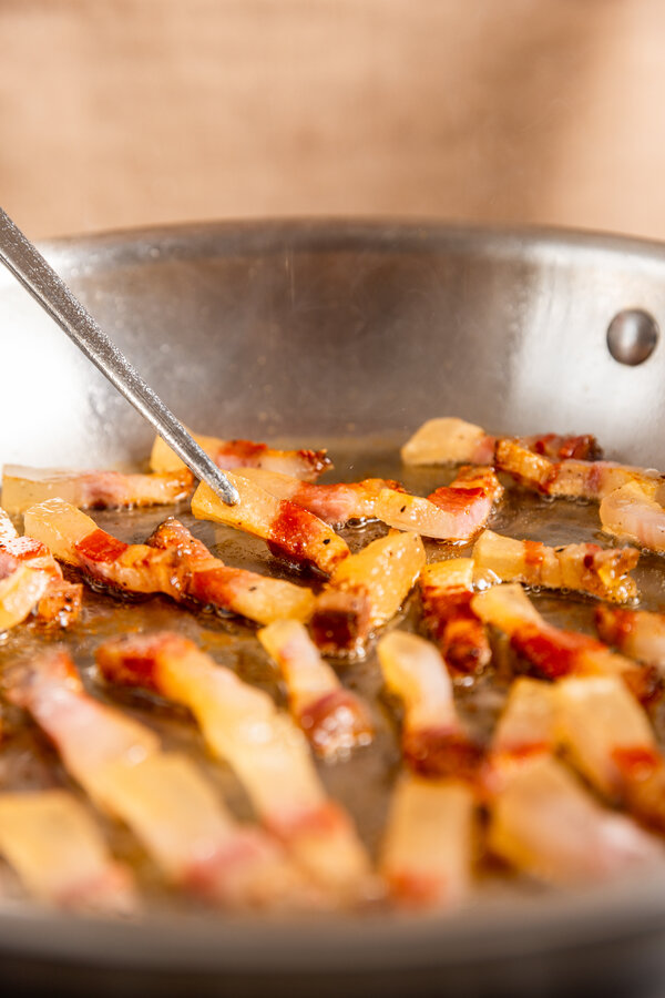 Bak de guanciale in een pan