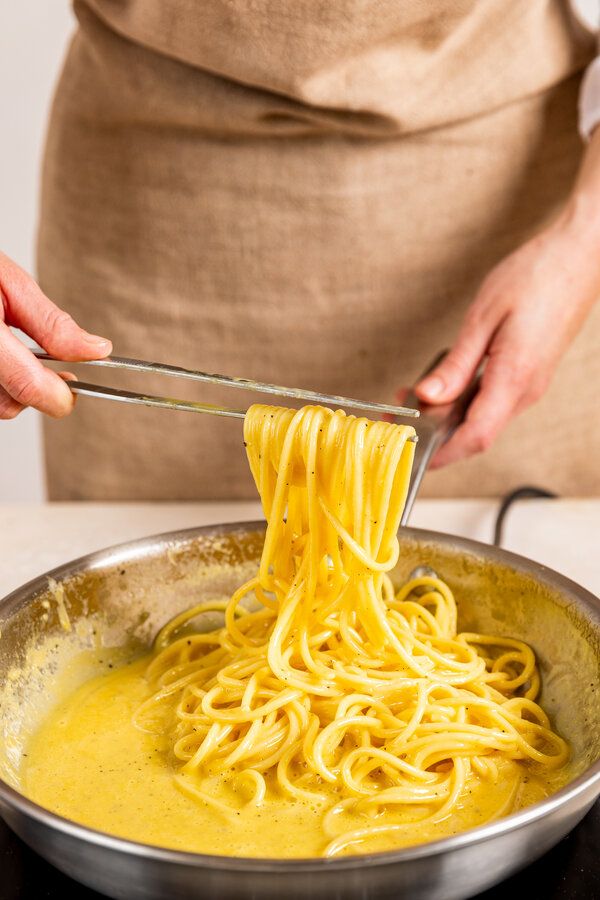 Gooi de pasta in de carbonarasaus
