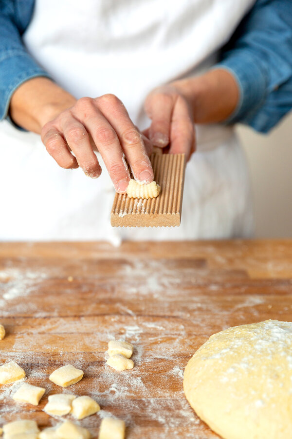 Rol het deeg uit over een geribbelde plank