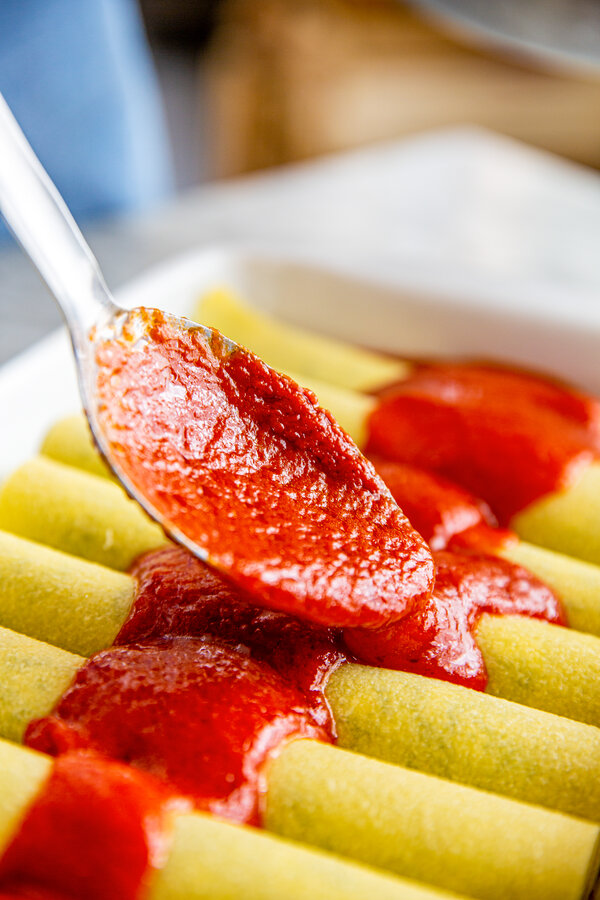 Giet de saus over de cannelloni