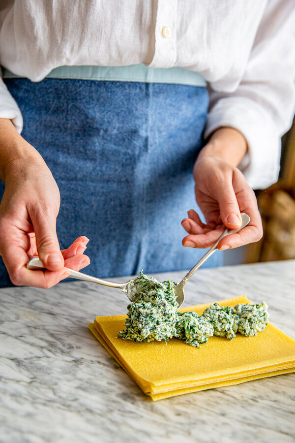 Ricotta en spinaziemengsel op een lasagneschotel