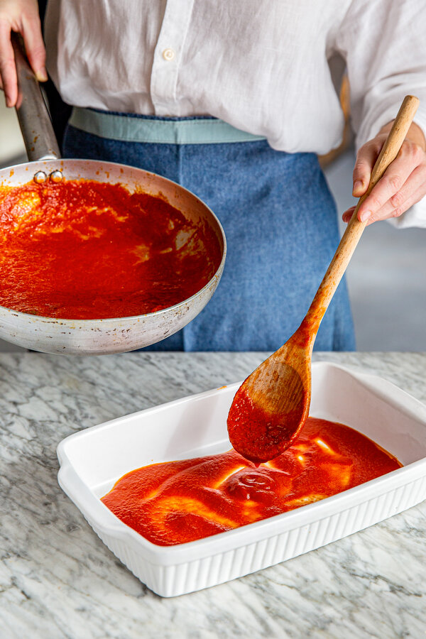 Giet de saus in de braadpan