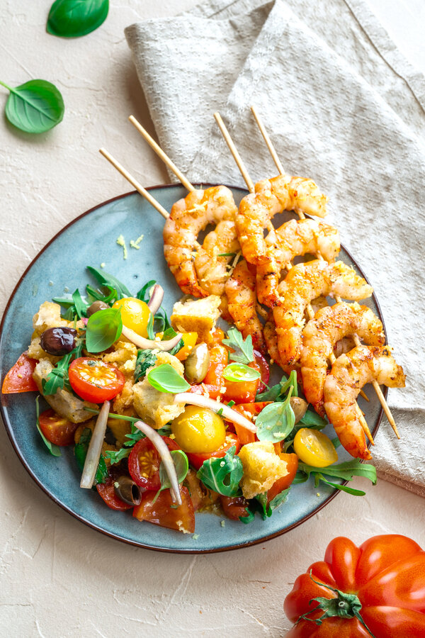 Panzanella met gegrilde garnalenspiesjes