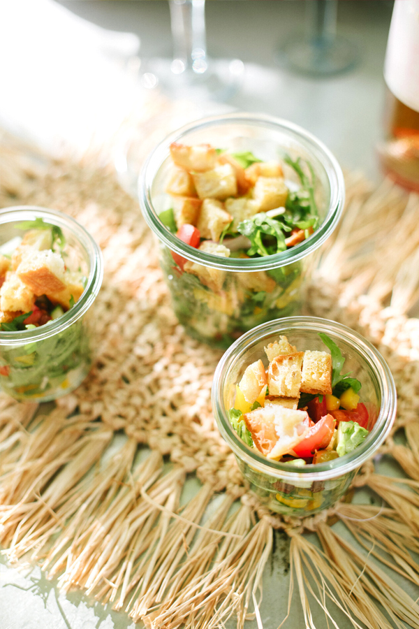 Panzanella voor een picknick in een mason jar